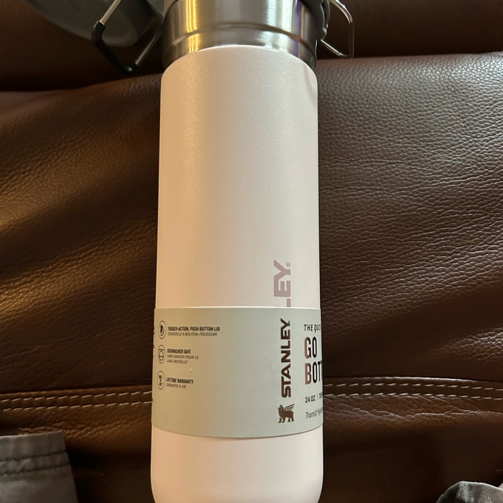 Stanley Quick-Flip Go Bottle in Pink and Gray 24oz - Picture 4 of 8